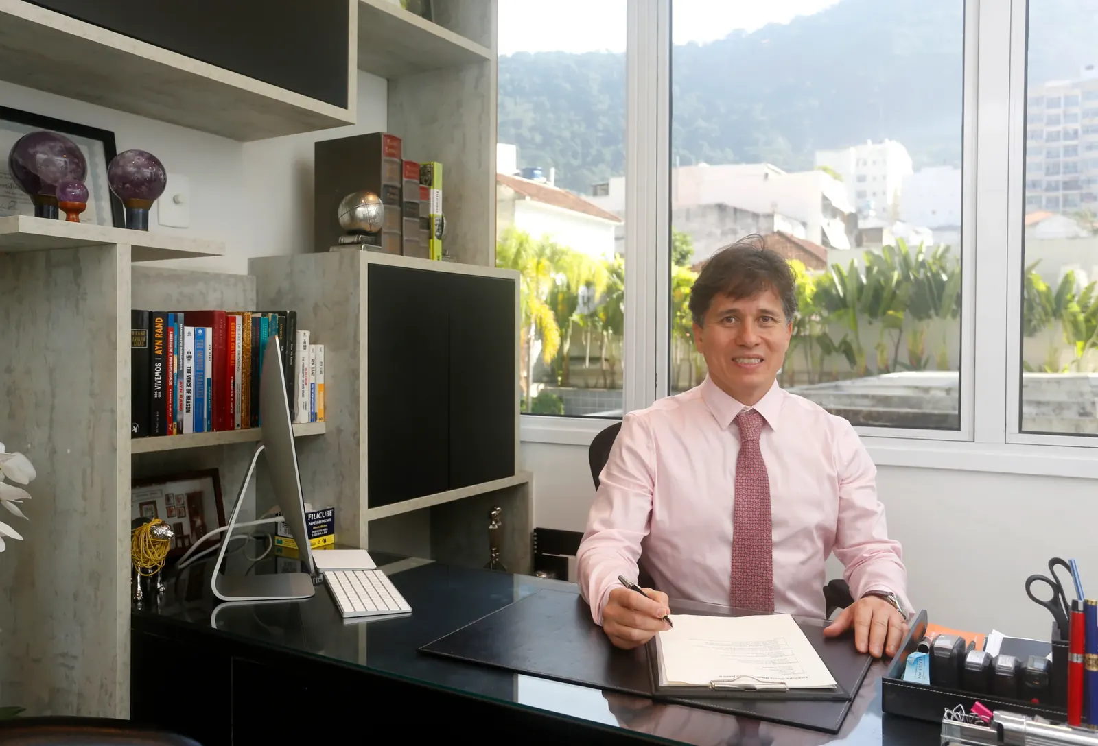 Dr. Rafael Higashi orientando um paciente no consultório de nutrologia