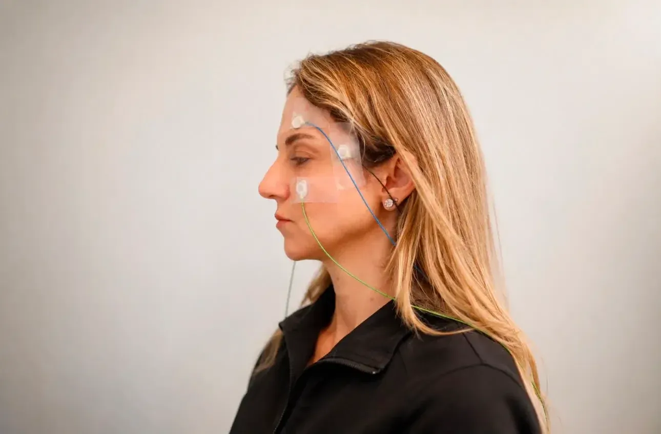 Paciente com eletrodos de neurofeedback