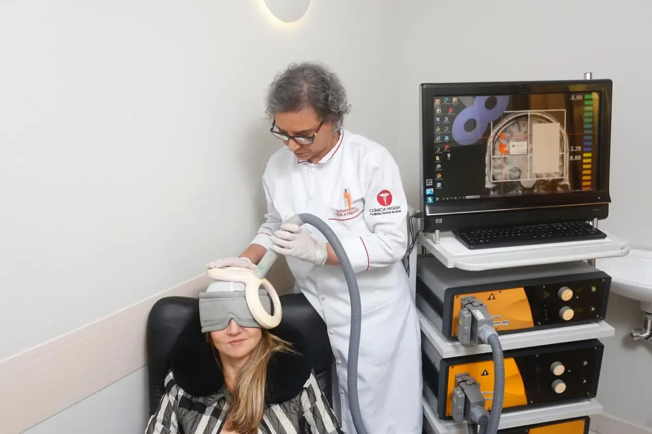 Sessão de estimulação magnética transcraniana com a bobina posicionada