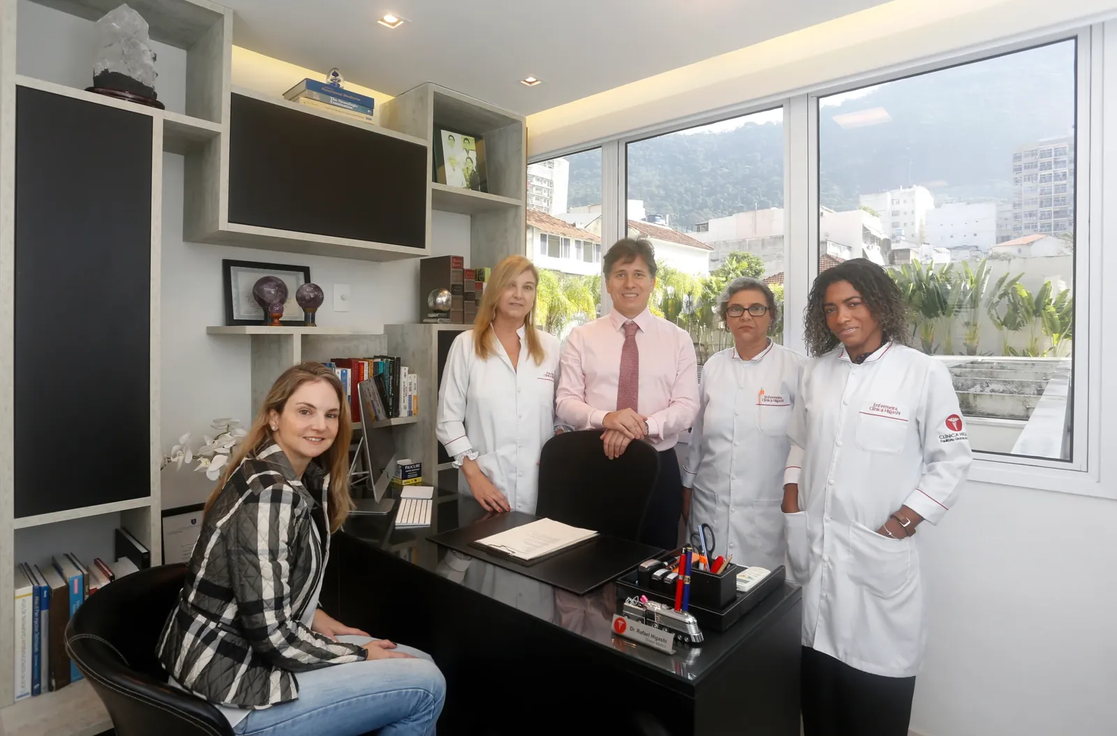 Equipe da Clínica Higashi reunida no consultório