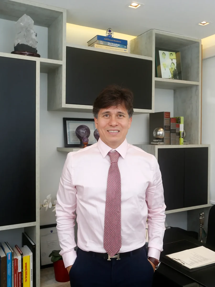 Retrato do Dr. Rafael Higashi no consultório
