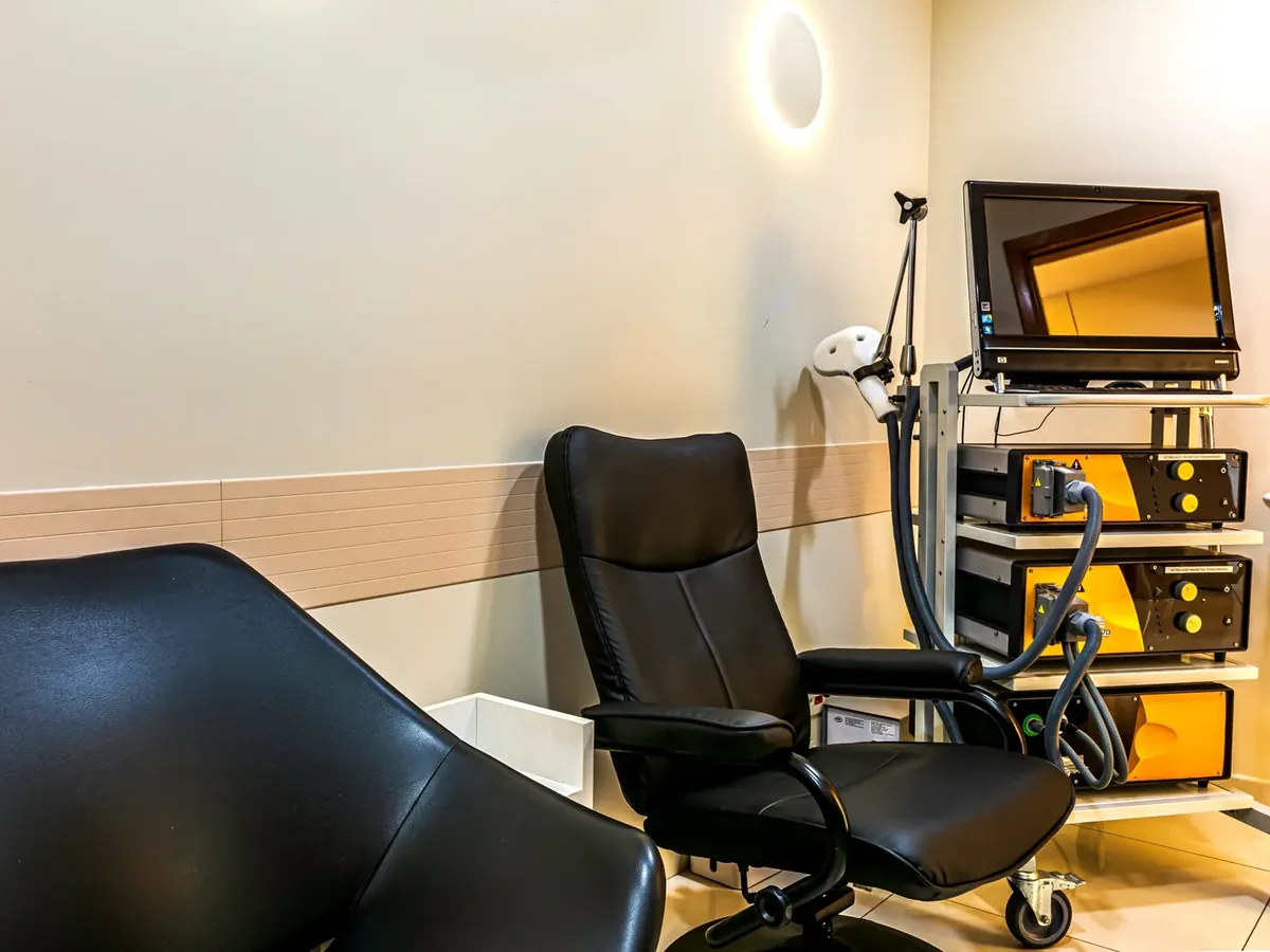 Sala de neuromodulação da Clínica Higashi com os aparelhos de estimulação