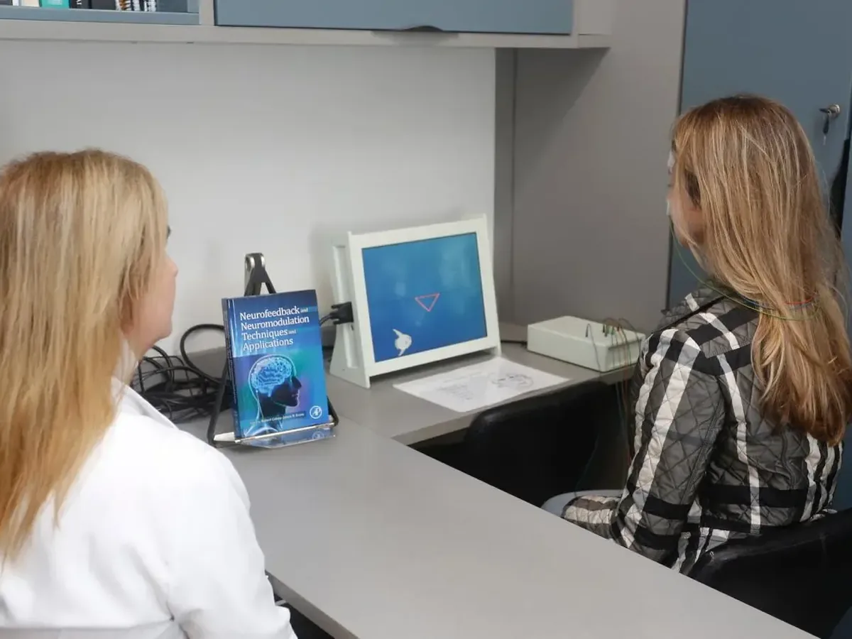 Paciente com eletrodos durante sessão de neurofeedback